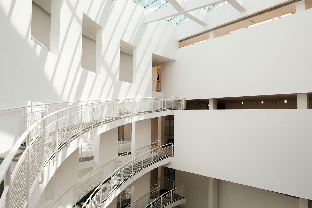 Intérieur lumineux aux lignes courbes et aux tons minéraux
