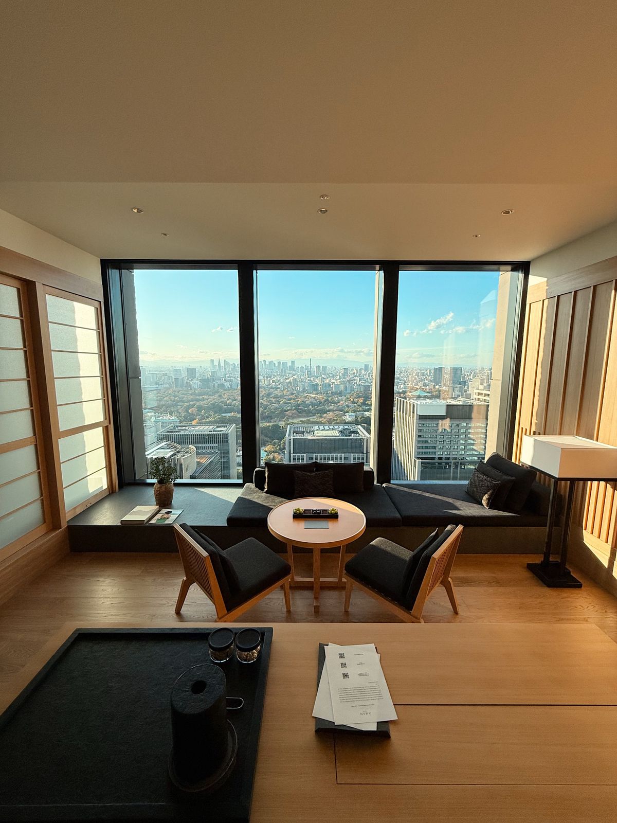 Salon haut perché avec panorama urbain