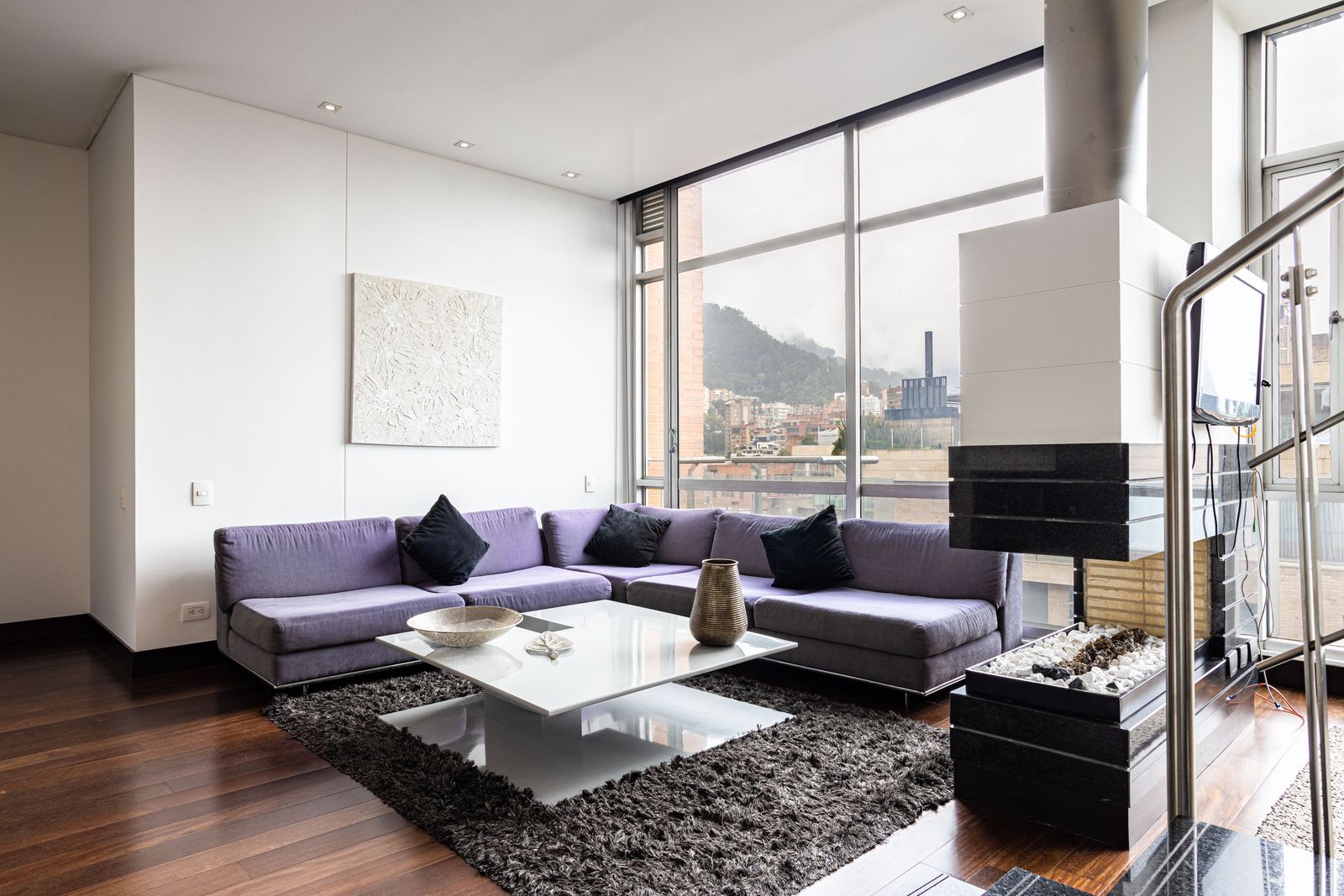 Salon contemporain ouvert sur la ville